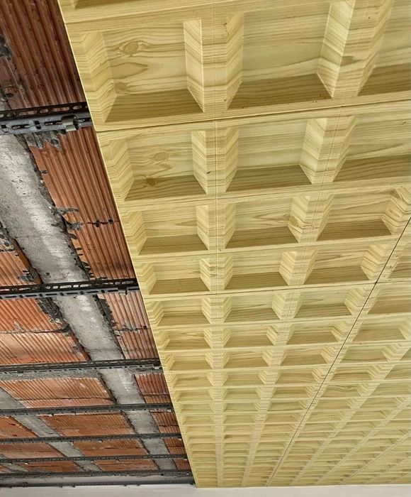 Teto Falso Decorativo Em Plástico Para Área De 26,5 m²