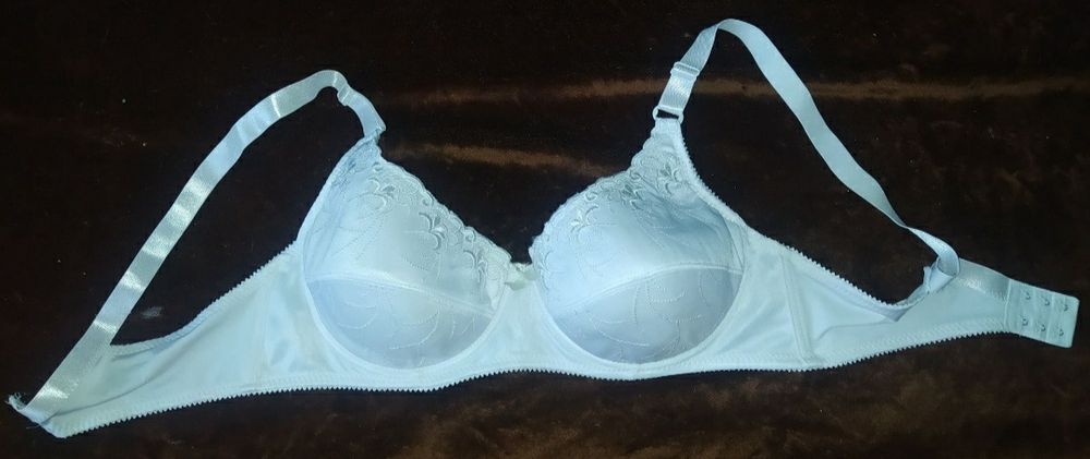 Білий бюстгальтер