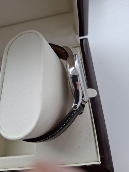 Годинник марки Longines.