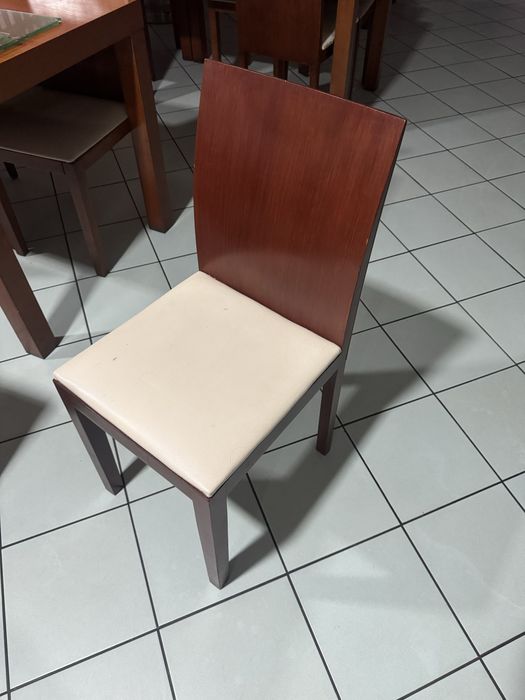Cadeiras e mesas restaurante ou café