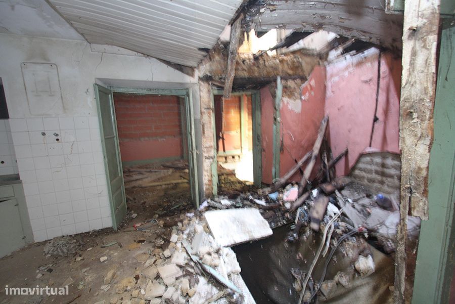 Prédio para recuperar, 3 pisos, cave e pequeno logradouro, C da Rainha