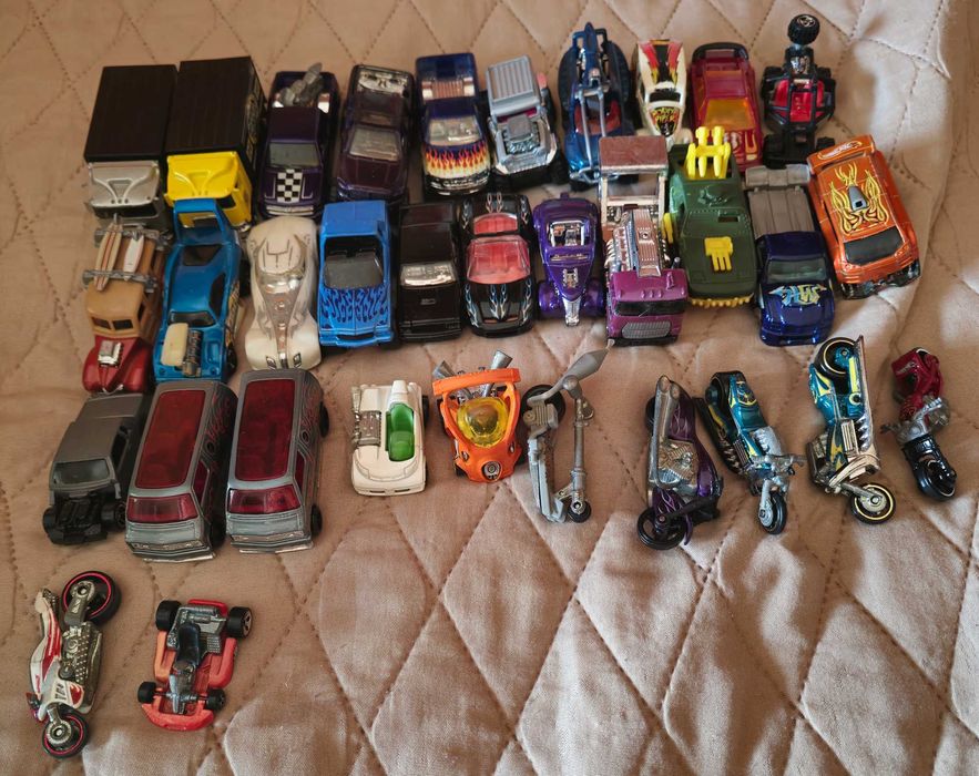 132 Hot Wheels usados