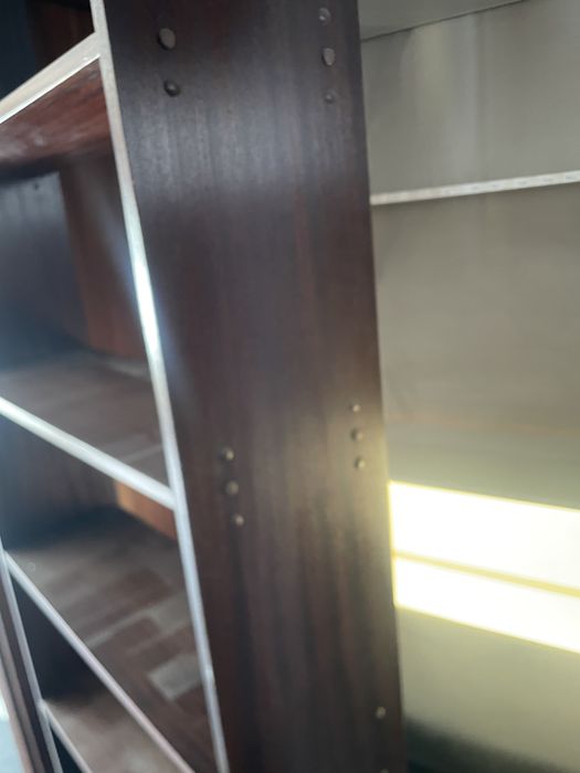 Boa estante folheada a madeira