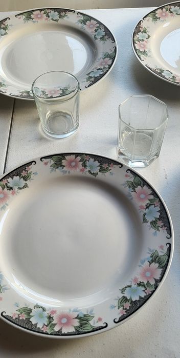 Pratos rasos e copos