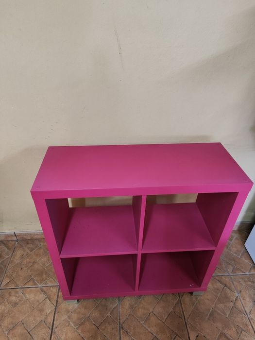 Movel com pés em cinza com espaço para aplicar caixas para arrumação