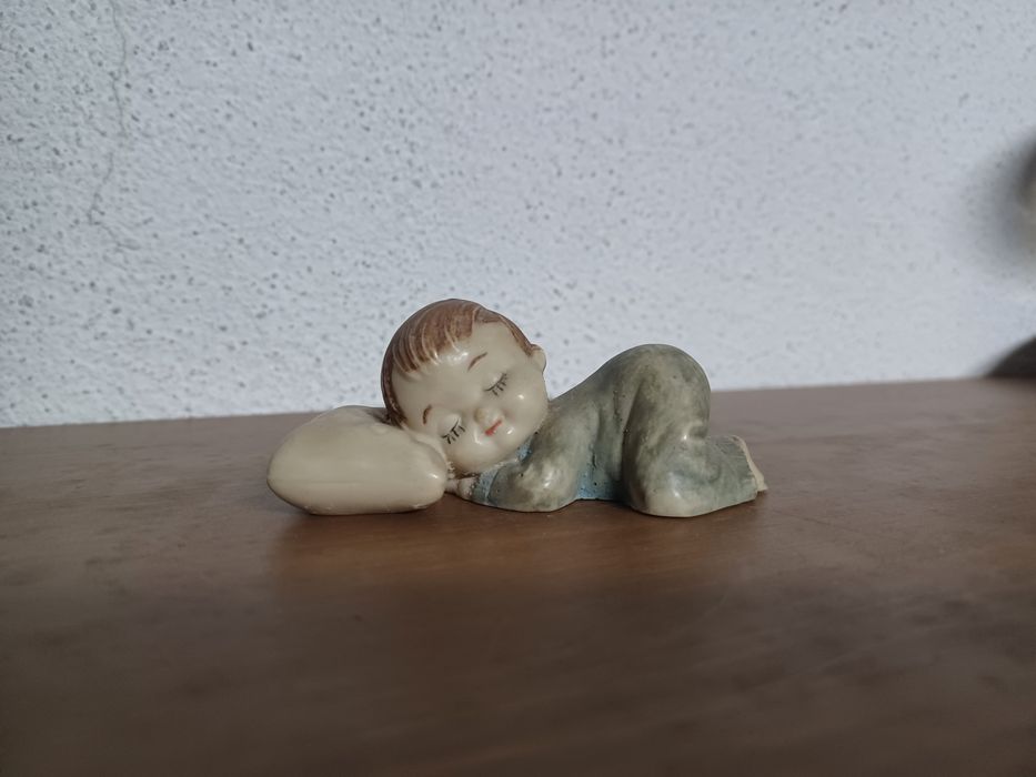 Menino soneca em porcelana biscuit