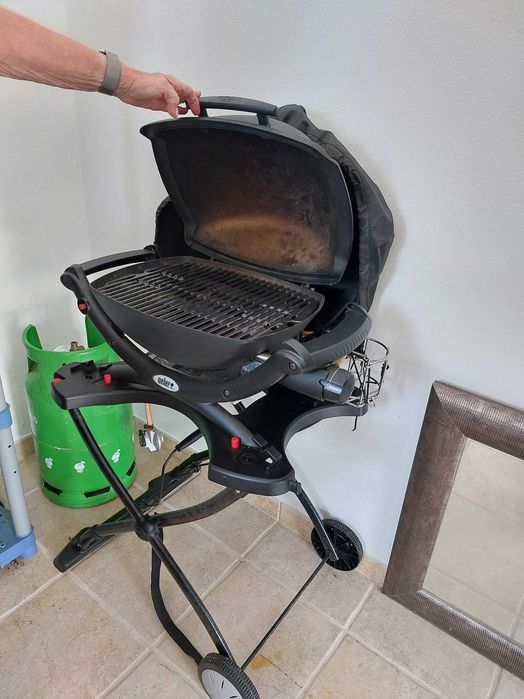 Grelhador a gás Weber Q 1200 em preto, montado num suporte dobrável portátil