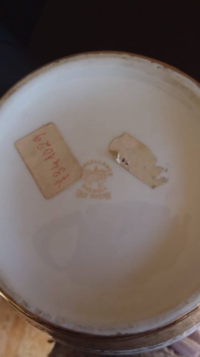 Peça Decorativa de Porcelana pintada à mão com ouro e platina