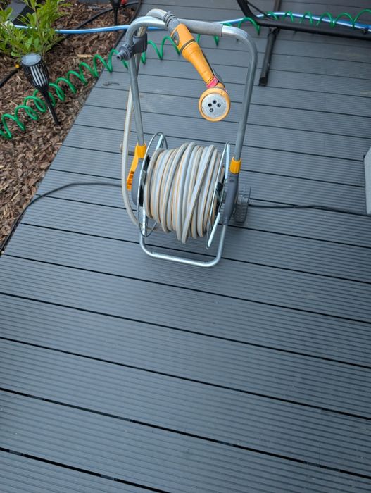 Wózek na wąż Hozelock + wąż 38m 1/2" + zraszacz Fiskars Solid M + złączki
