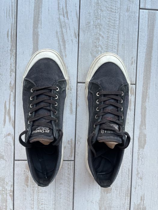 Продаю кеди Levis