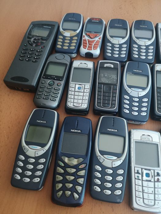 Lote Completo de 41 Telemóveis Antigos (Nokia, Siemens, Samsung)