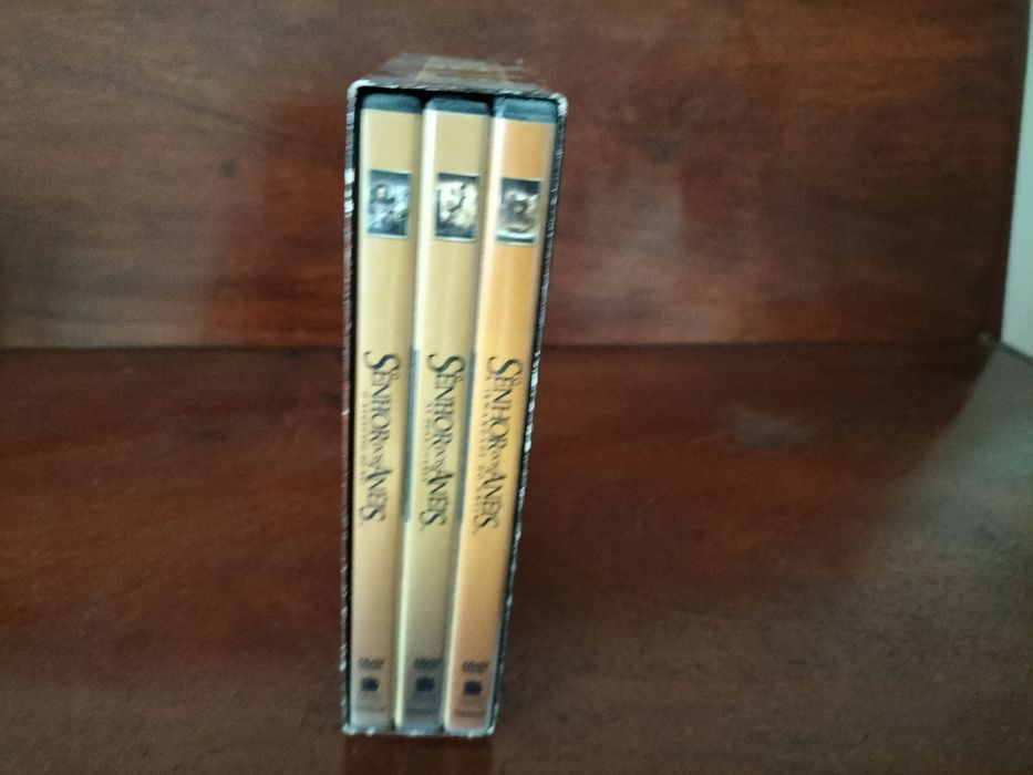 DVD's do Senhor dos anéis com respectivas estatuetas