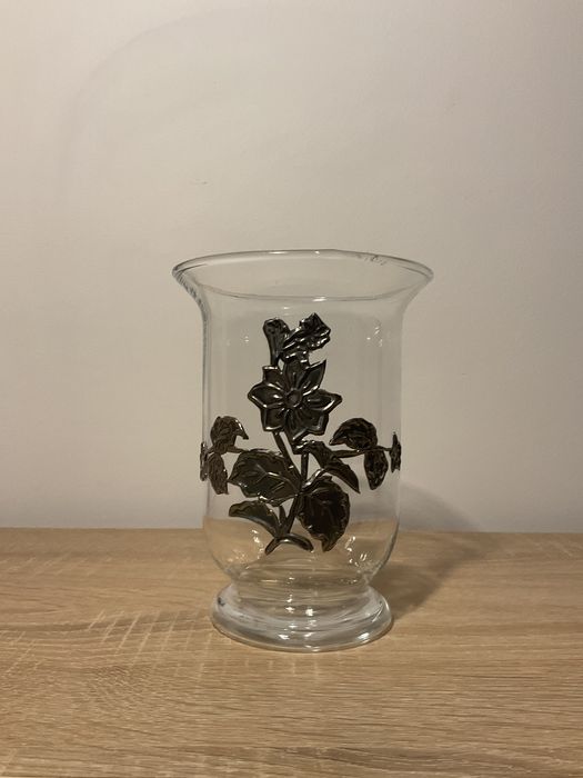 Jarra em vidro transparente com aplicações em estanho feitas à mão