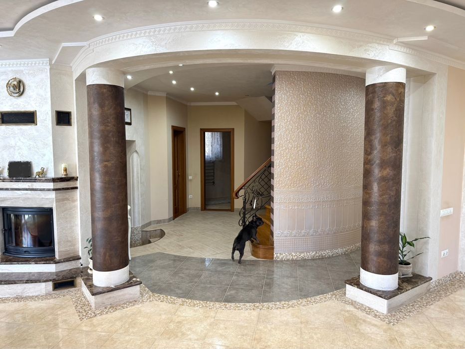 Сучасний будинок з закритим басейном