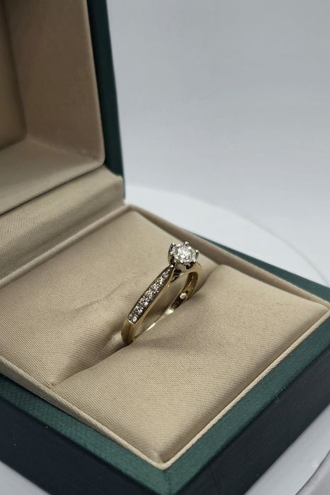 Złoty pierścionek z diamentami 0,15 ct