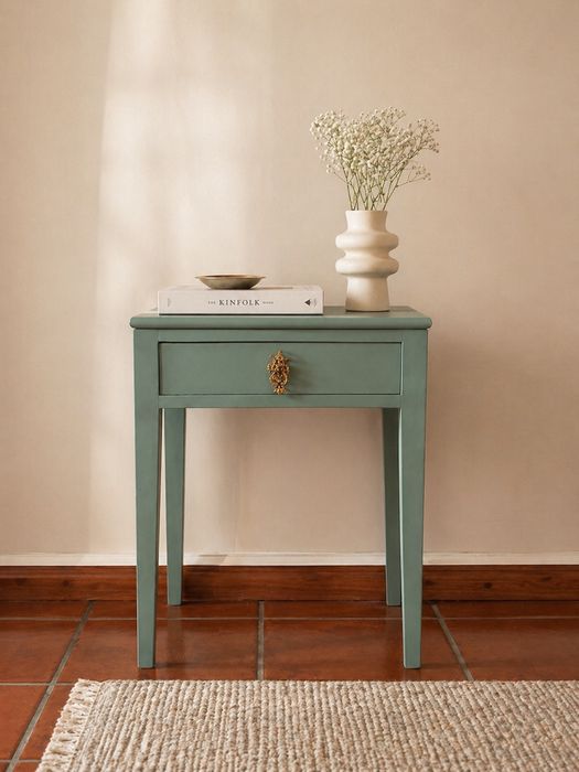Mesa de apoio em madeira com gaveta