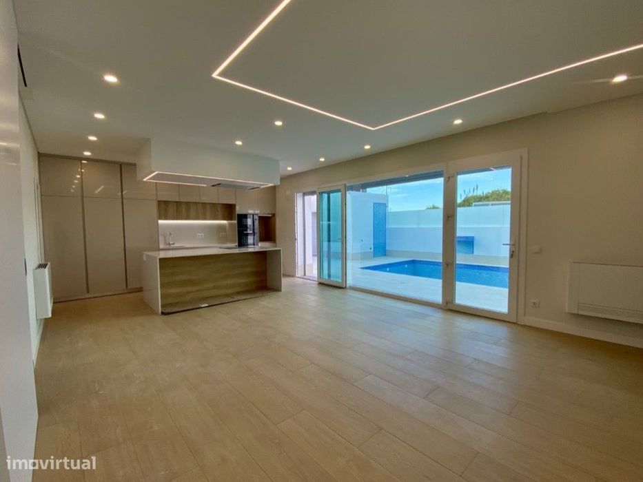 Moradia T4 com Piscina e 4 Suites a Venda em Azeitão