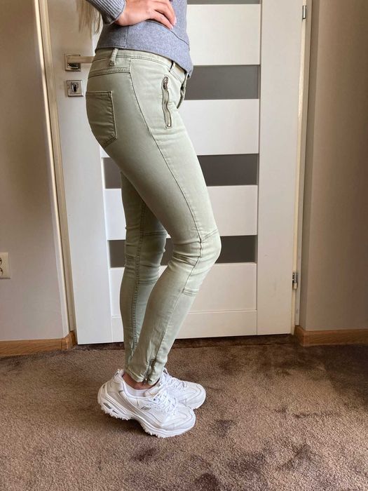 Spodnie rurki Zara khaki skinny zamki pastelowy zielony