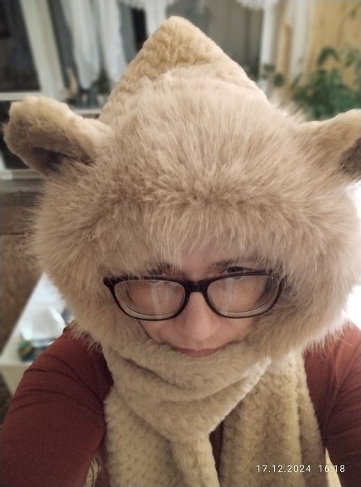 Czapka z szalem i schowkiem na ręce