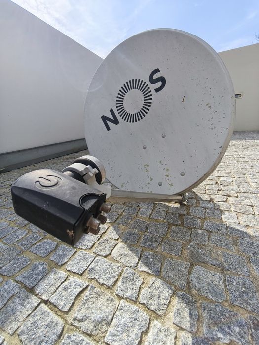 Antena parabólica  usada com LNB 4 saidas.