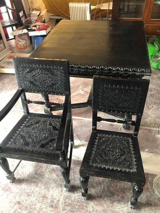 Antique-Style Game of Thrones Table and Chairs64553054749187120