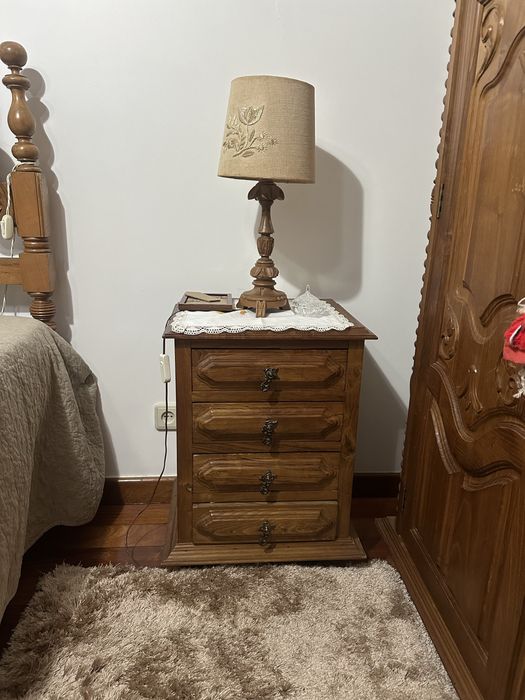 Quarto completo em madeira maciça de castanho