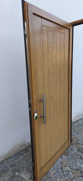 Porta e virtais lacados em madeira