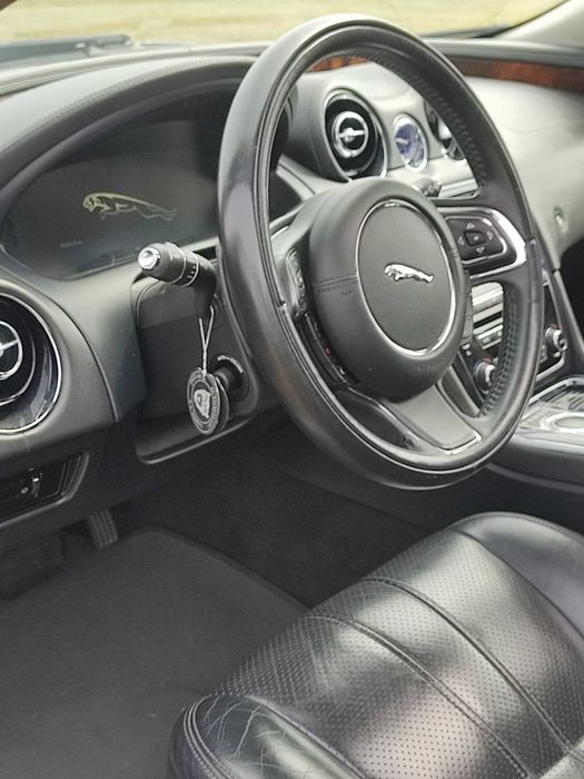 Vendo ou troco por carros ou motas Jaguar XJL 3.0 D bitubo único 256 mil kms fim de 2012 aceito retoma