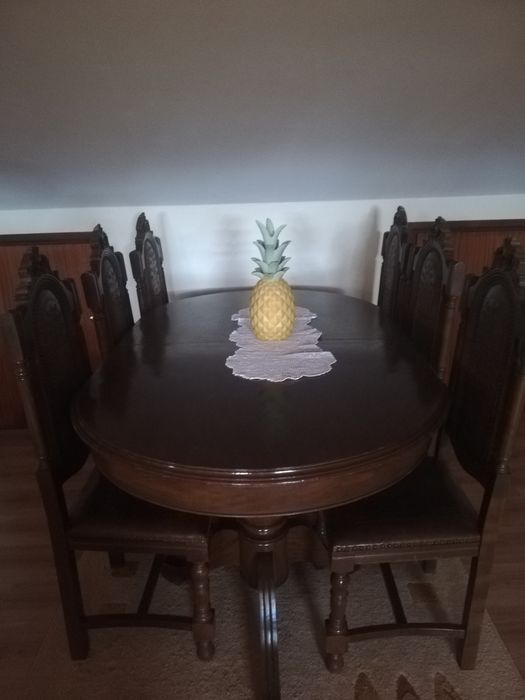 Mesa de jantar com 8 cadeiras de couro