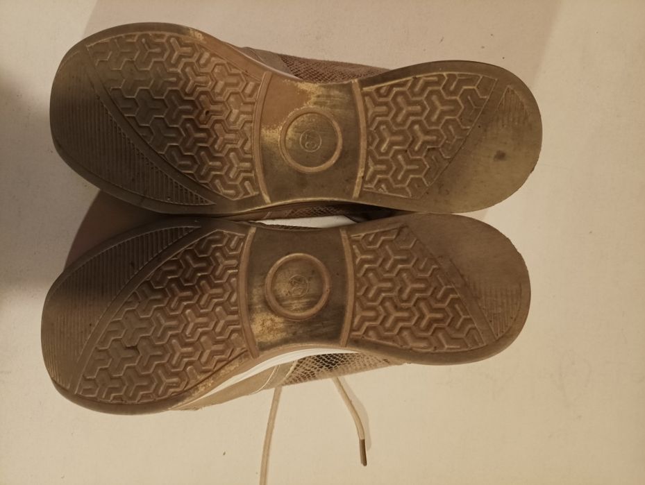 Sapatilhas de mulher,em bege a imitar pele de cobra, tamanho 37, algumas  pequenas marca de uso, nada de mais.