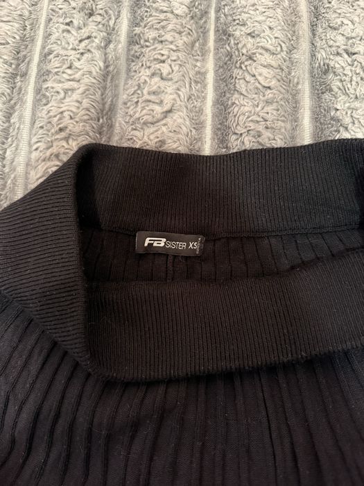 Чорна спідниця зі складками