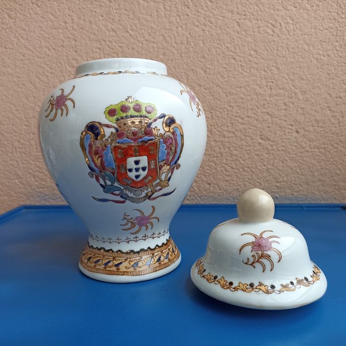 Pote oriental brasonado com tampa