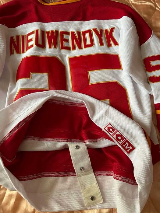 Хоккейные джерси Anaheim Mighty Ducks и Calgary Flames