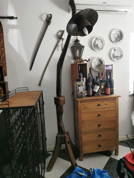 Luminária de piso estilo primitivo com lâmpada larga