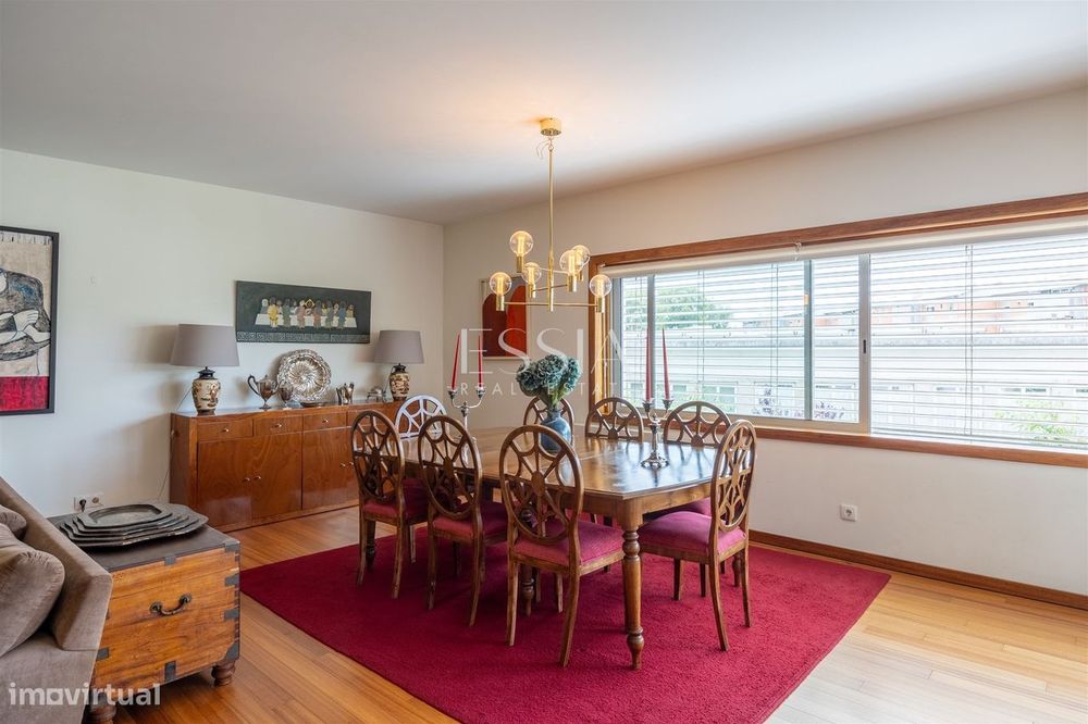 Apartamento T4+1 em Serralves com garagem
