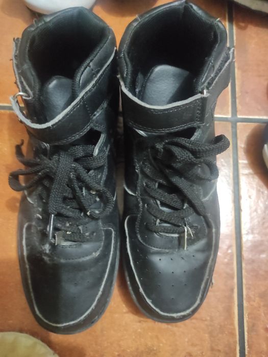 Tênis pretos usados