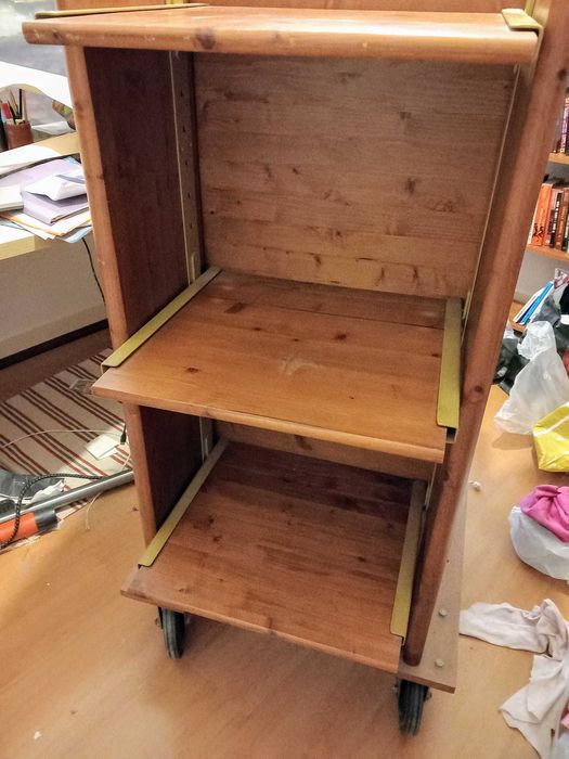 Estante de madeira vintage.