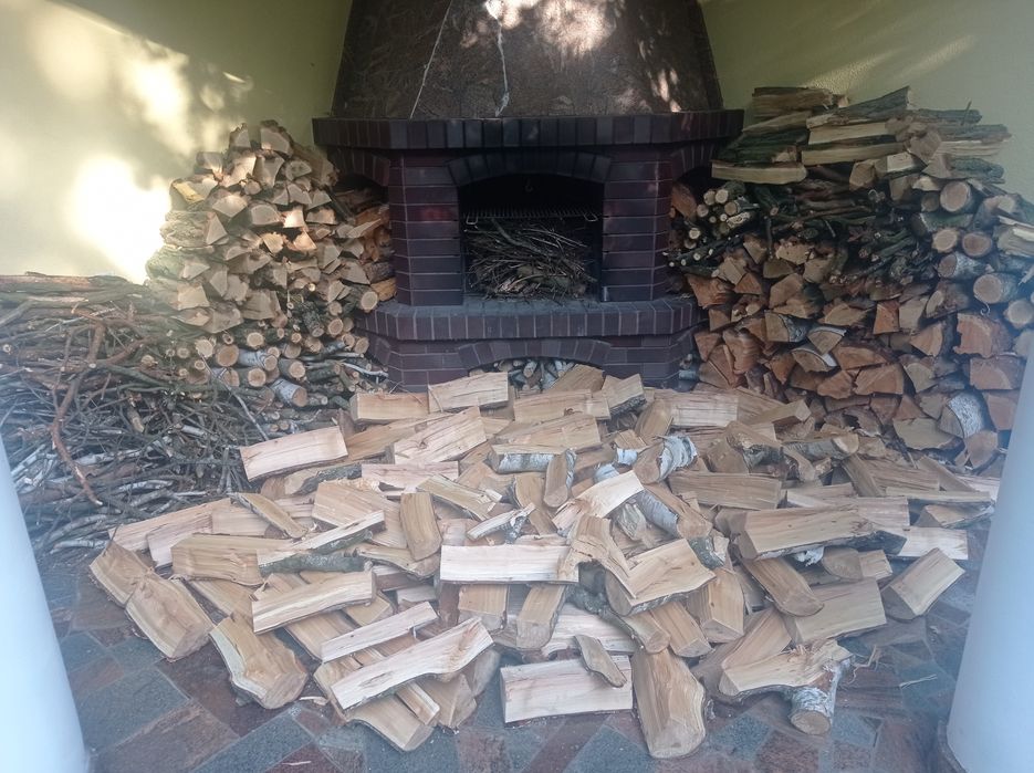 Sprzedam pocięte drewno: robinia, brzoza, sosna. Około 3.5m3. Cena 1200PLN za całość