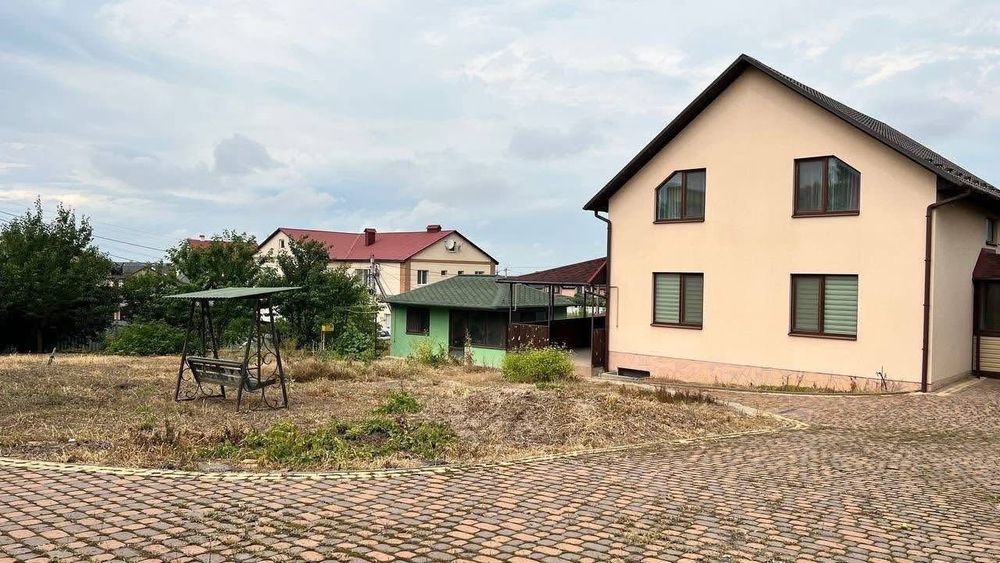 Продаж приватного будинку з земельною ділянкою