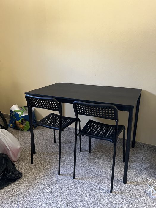 Mesa para 4 pessoas e cadeiras