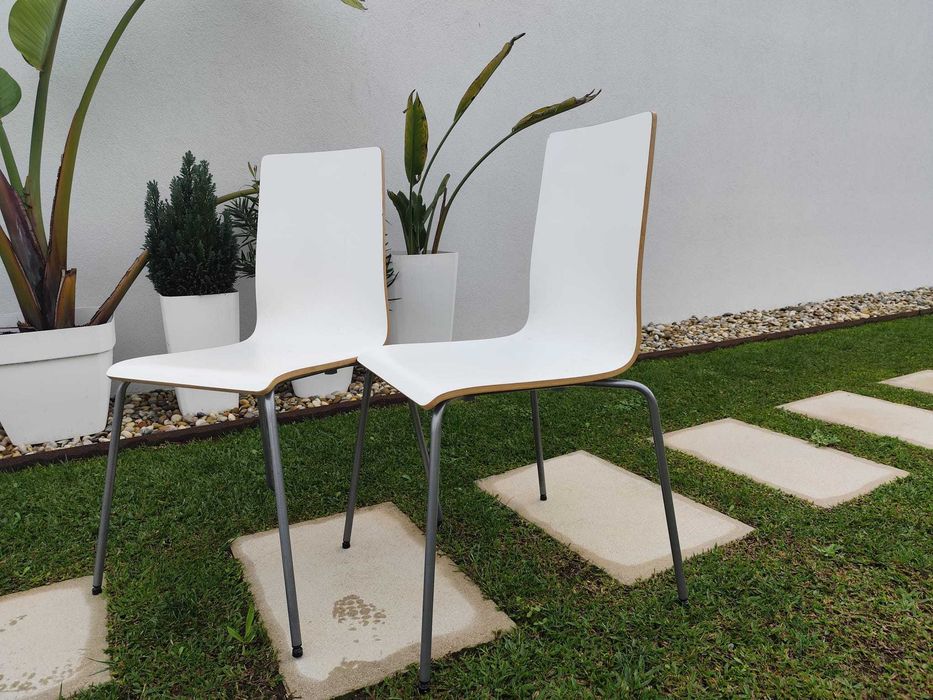 Cadeiras (2) IKEA em madeira com pés em metal