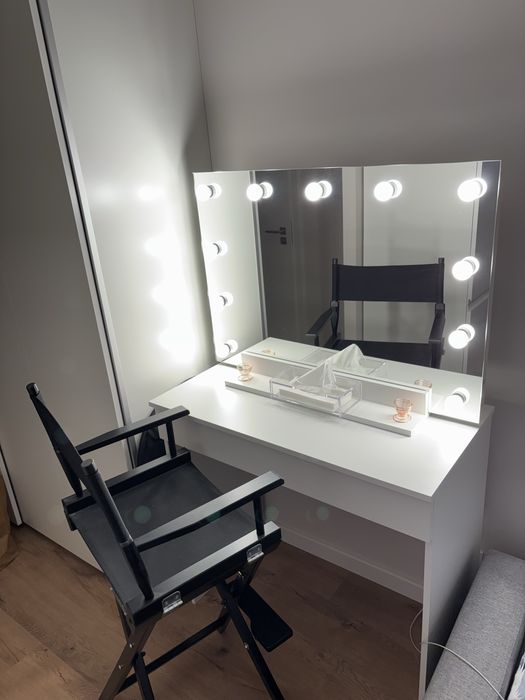 Zestaw do makijażu. Lustro, podstawka,toaletka plus krzesło.Stan id.