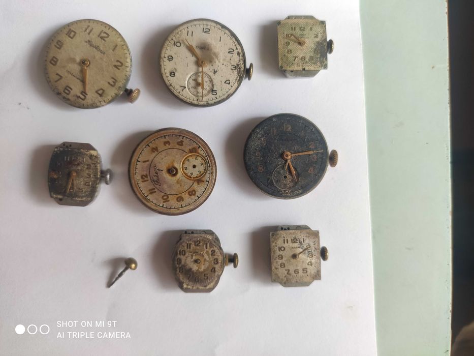 Часовые механизмы из золотых корпусов с золотыми заводными головками.