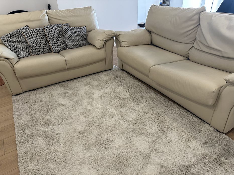 Vendo 2  conjuntos de sofas