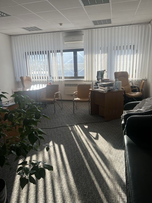 Нежитлова комерційна будівля