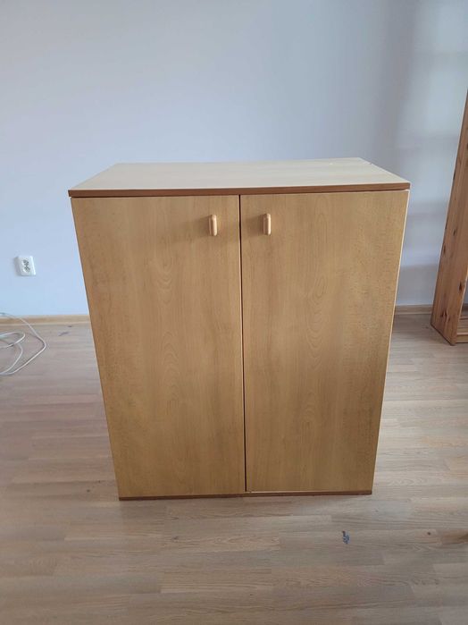 Porządna szafa z półkami