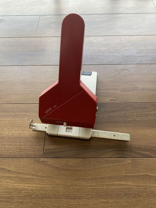 Furador Profissional Leitz 5180, vermelho