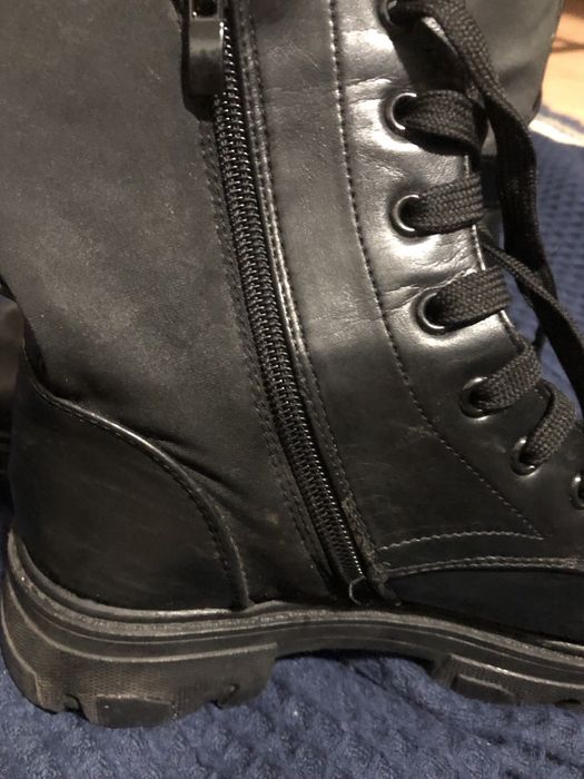 Botas com atacadores e fecho lateral