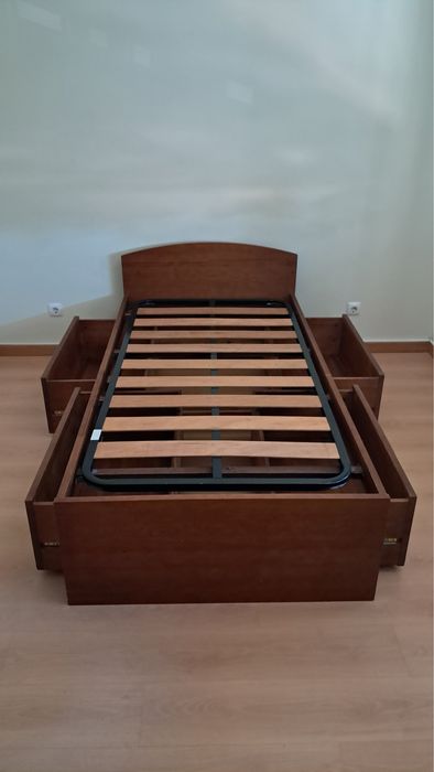 Cama solteiro com arrumação