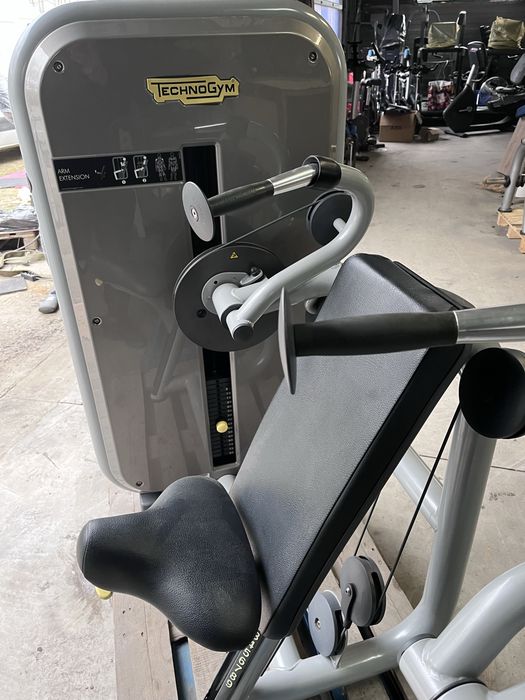 Zestaw 15 maszyn Technogym z serii- Element